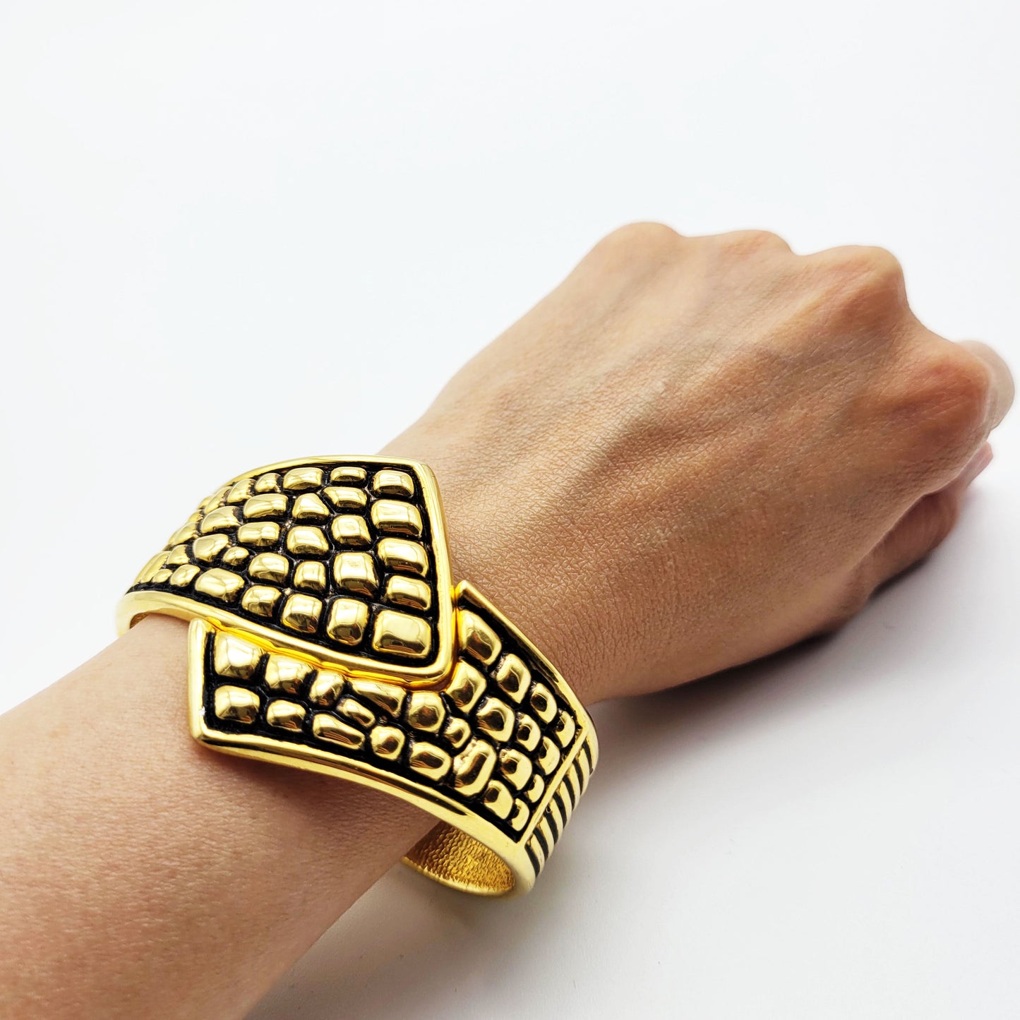 Vintage goldtone bangle