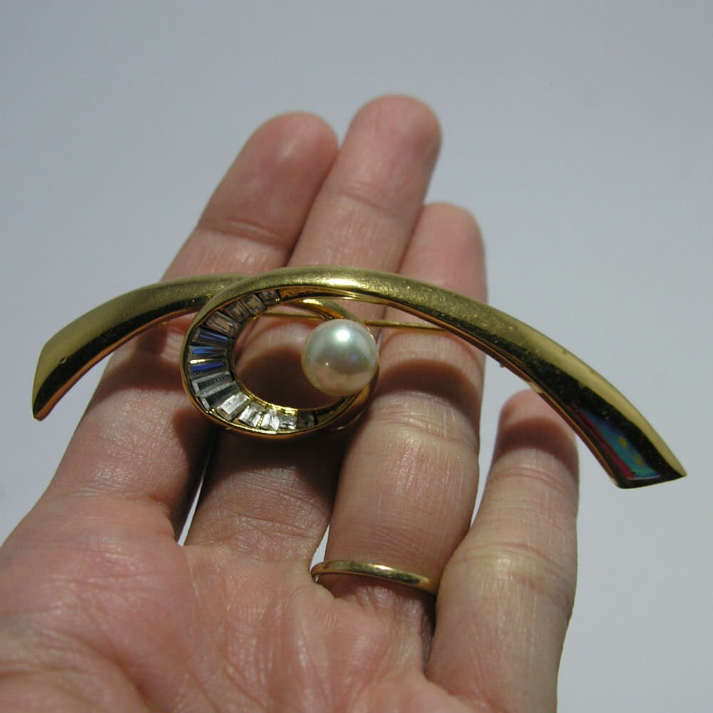 Vintage Lovely Pierre Balmain Goldtone Brooch with pearl and rhinestones - Secondista