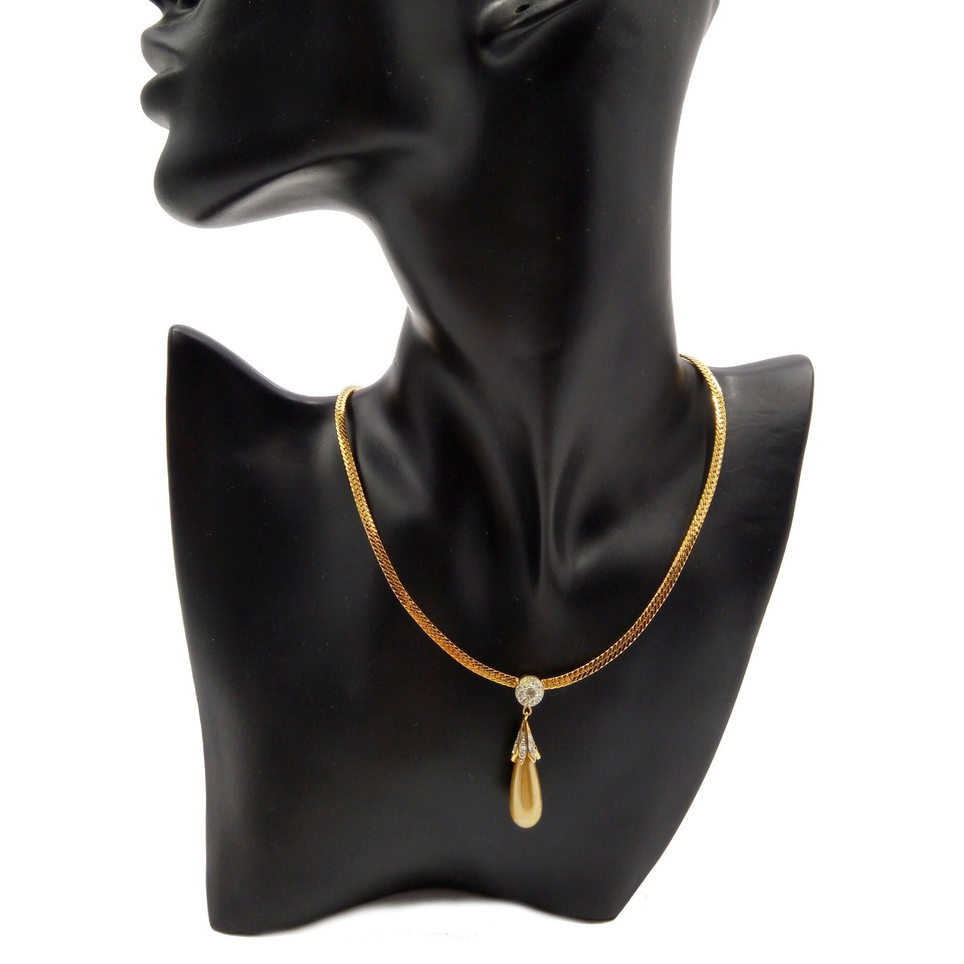 Vintage Nina Ricci tear drop Pendant Necklace - Secondista