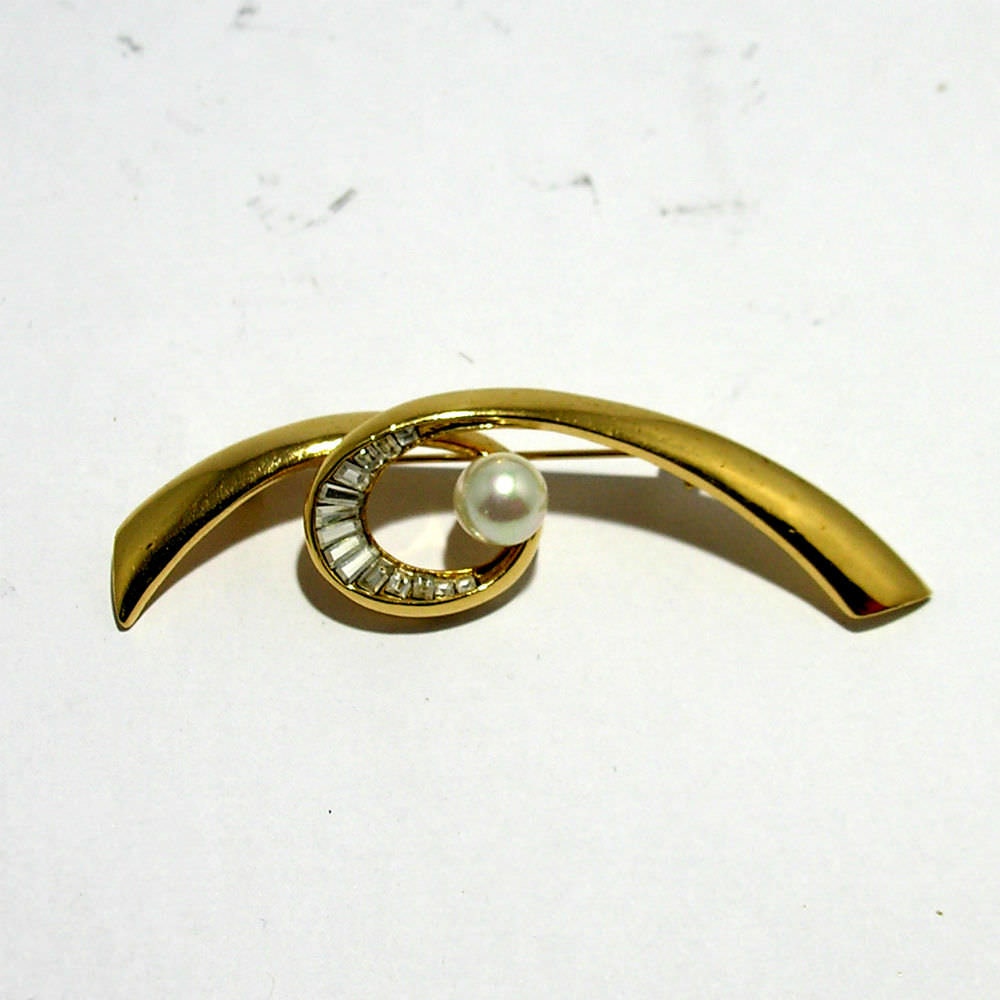Vintage Lovely Pierre Balmain Goldtone Brooch with pearl and rhinestones - Secondista